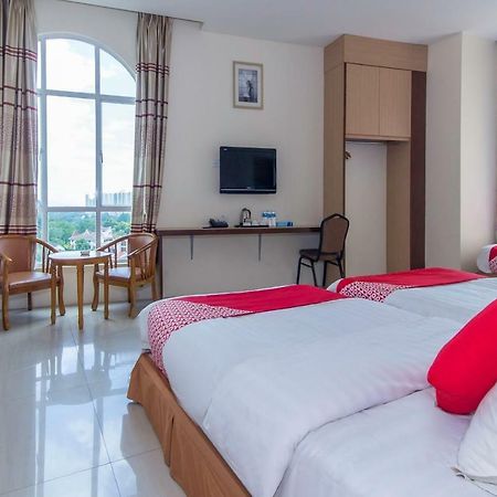 Oyo 776 Fame Hotel Серембан  Экстерьер фото