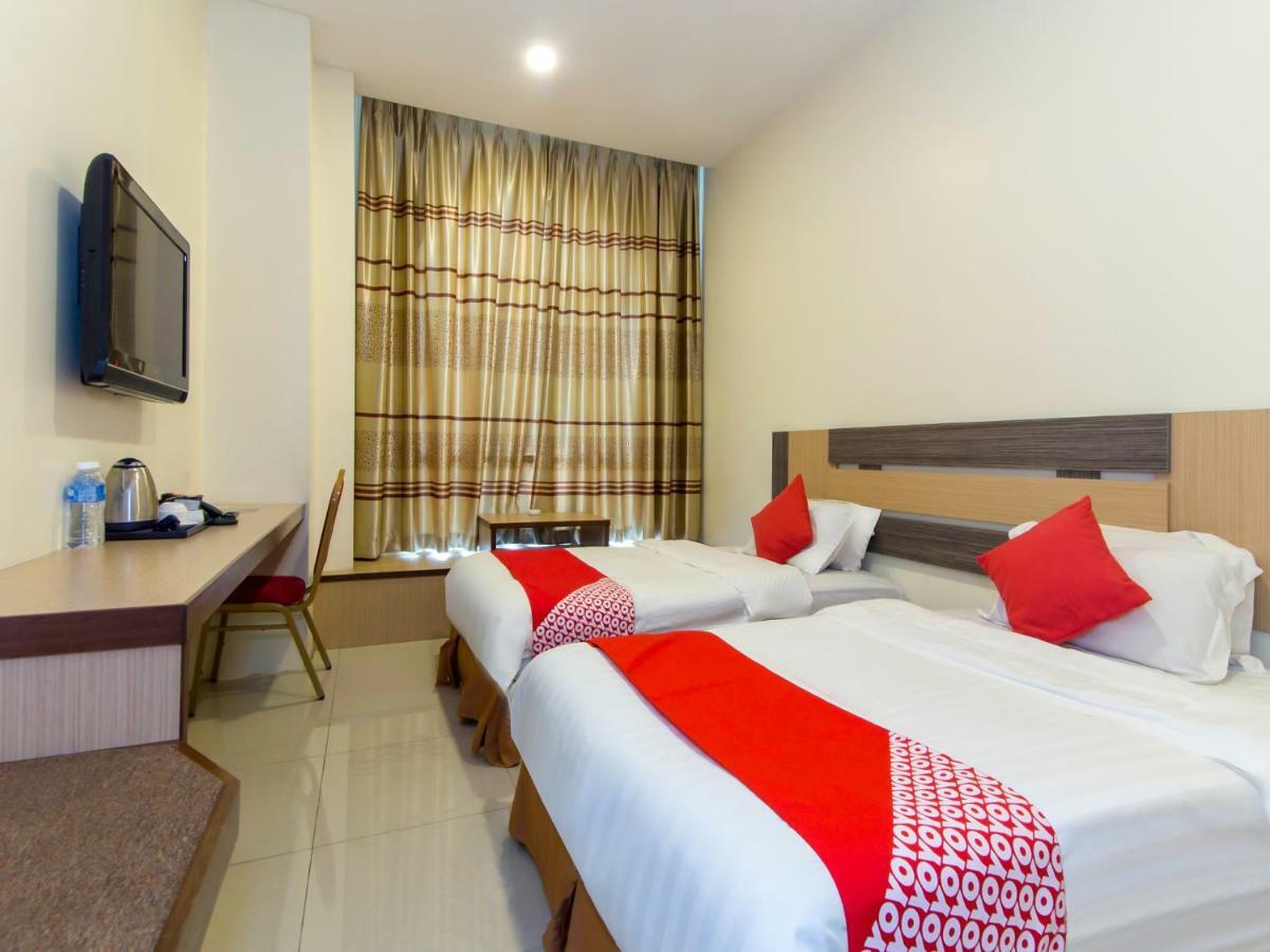 Oyo 776 Fame Hotel Серембан  Экстерьер фото