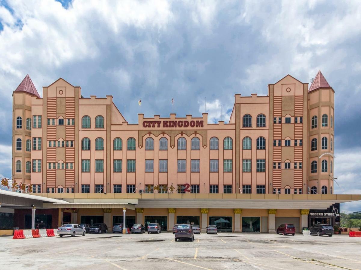 Oyo 776 Fame Hotel Серембан  Экстерьер фото