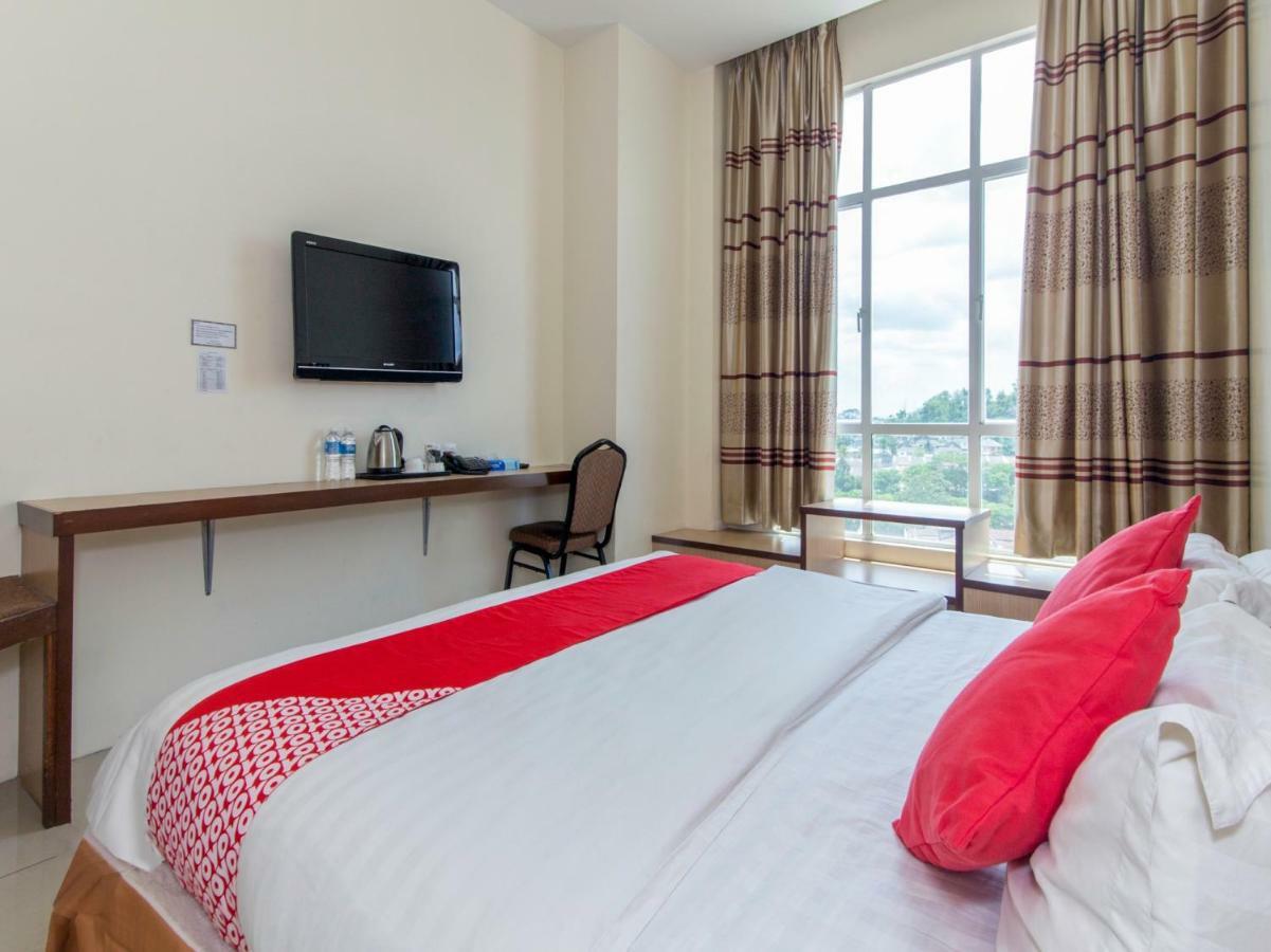 Oyo 776 Fame Hotel Серембан  Экстерьер фото
