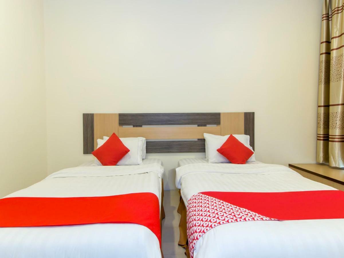 Oyo 776 Fame Hotel Серембан  Экстерьер фото