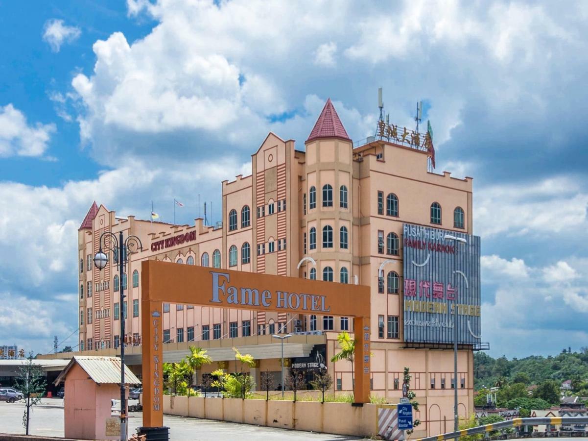 Oyo 776 Fame Hotel Серембан  Экстерьер фото