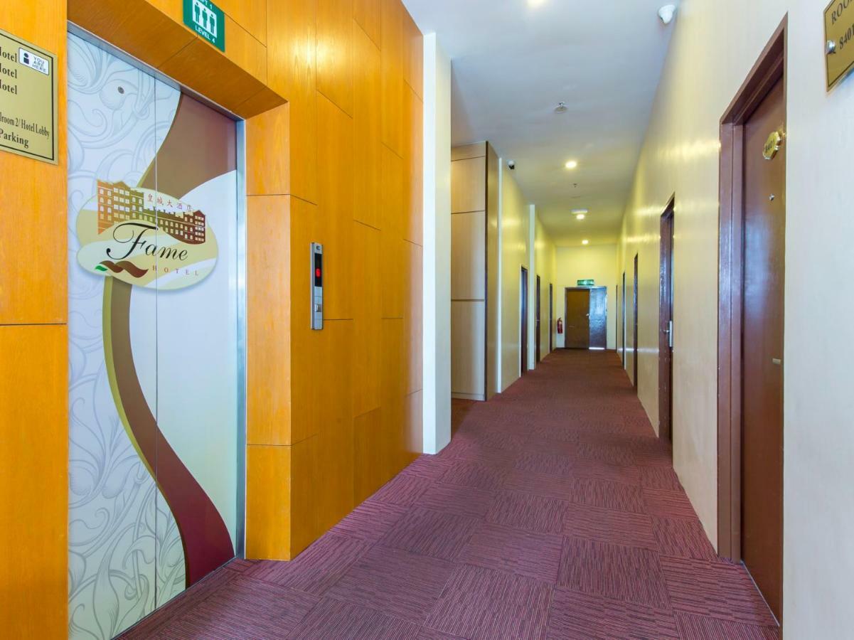 Oyo 776 Fame Hotel Серембан  Экстерьер фото