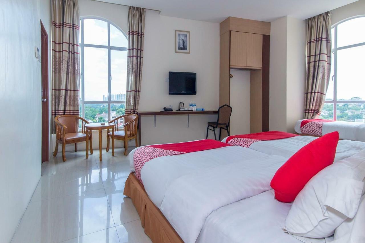 Oyo 776 Fame Hotel Серембан  Экстерьер фото