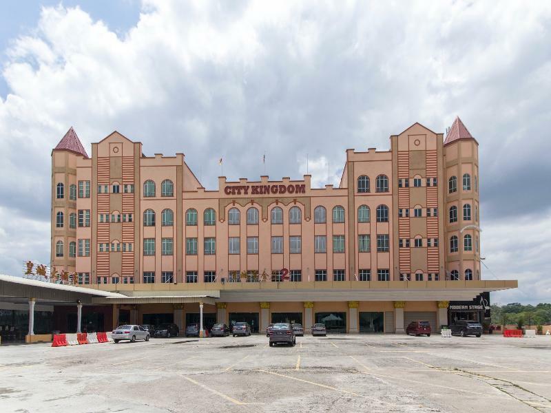Oyo 776 Fame Hotel Серембан  Экстерьер фото