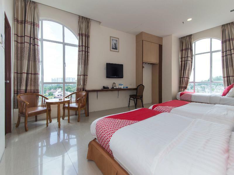 Oyo 776 Fame Hotel Серембан  Экстерьер фото